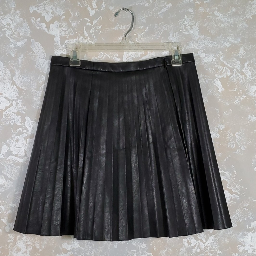 SOLD jcrew size 6 faux black leather pleated mini skirt - Picture 6 of 10